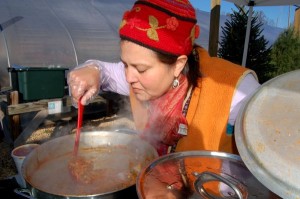 DSC_0043.JPG But back to the stew, what could Yvonne be looking for??