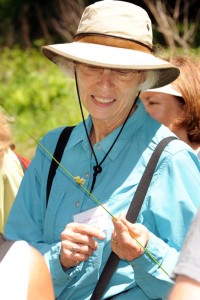 Ann DeWitt Brroks from Richmond, VA examines a piece of junko during the symposium walk. 