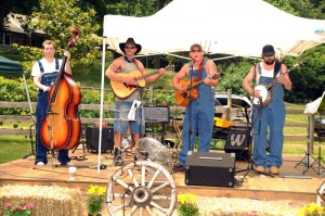The Piney Mountain Boys played authentic mountain music at The Dodd Cabin as part of another loop attraction. 