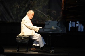 Luiz de Moura Castro (Master Piano Teacher) gives a recital this past weekend at Wintergreen as part of the Summer Festival highlighting the Rhythms & Colors of South America. 
